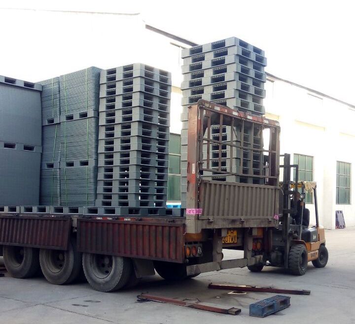 啤酒厂专用灰色塑料托盘装车发走